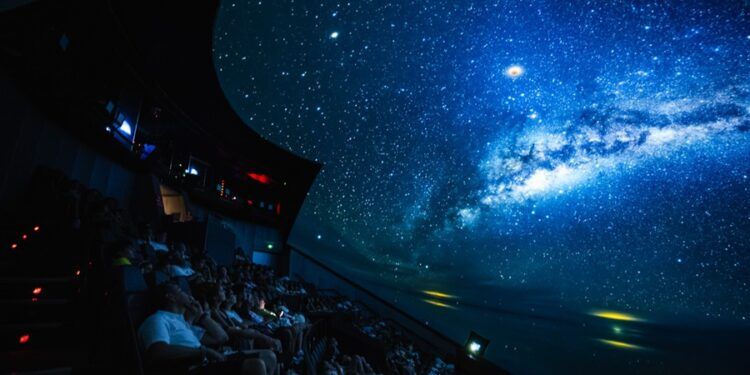El Hemisfèric de Valencia estrena este otoño una película sobre agujeros negros y mantiene sus propuestas de dinosaurios, astronomía y naturaleza