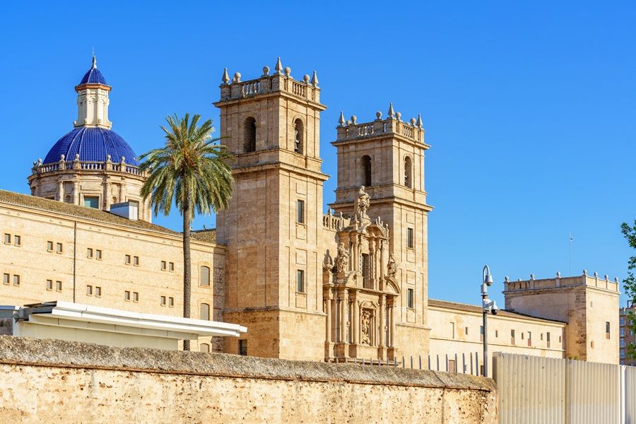 Jornada de puertas abiertas en el Monasterio de San Miguel de los Reyes de Valencia para contemplar el rayo de sol que ilumina su cripta