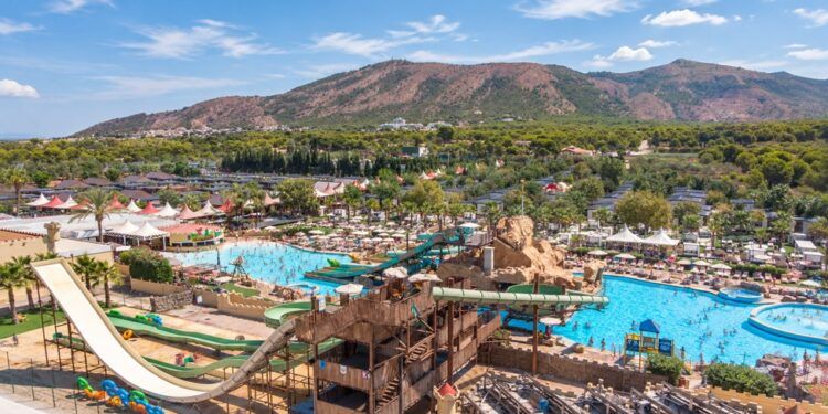 Magic Robin Hood: así es el único resort medieval de Europa, un complejo en Alicante con parque acuático, juegos, experiencias y una cena-espectáculo de Robin Hood