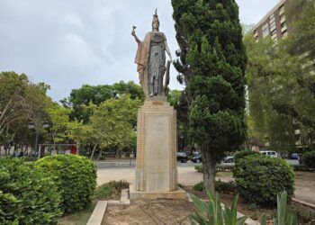 Un monumento cerámico en la ciudad de Valencia dedicado a Palas Atenea, la diosa griega de la sabiduría, la guerra y las artes