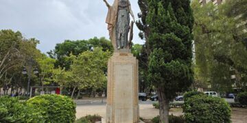 Un monumento cerámico en la ciudad de Valencia dedicado a Palas Atenea, la diosa griega de la sabiduría, la guerra y las artes