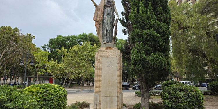 Un monumento cerámico en la ciudad de Valencia dedicado a Palas Atenea, la diosa griega de la sabiduría, la guerra y las artes