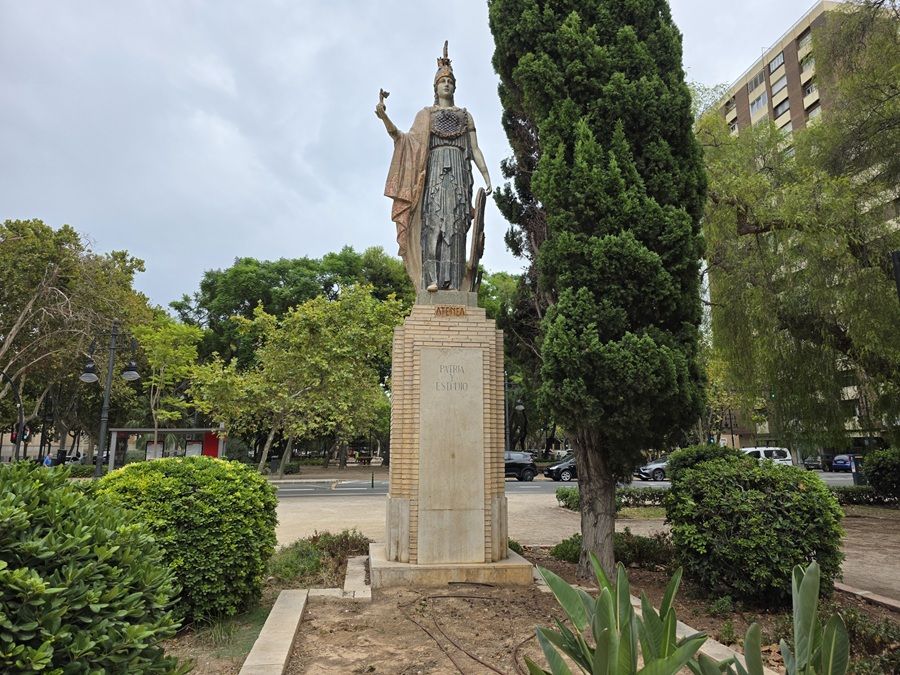Un monumento cerámico en la ciudad de Valencia dedicado a Palas Atenea, la diosa griega de la sabiduría, la guerra y las artes