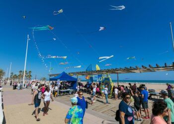 El cielo de la playa de Gandia se llenará de cometas gigantes y acrobacias el domingo del puente de octubre
