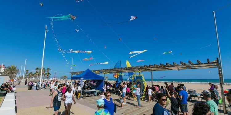 El cielo de la playa de Gandia se llenará de cometas gigantes y acrobacias el domingo del puente de octubre