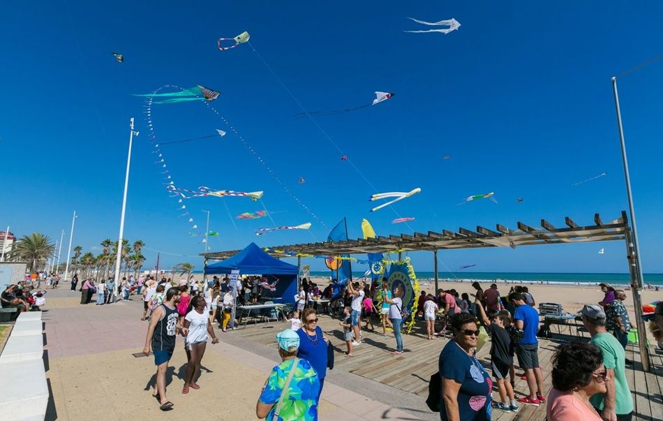 El cielo de la playa de Gandia se llenará de cometas gigantes y acrobacias el domingo del puente de octubre