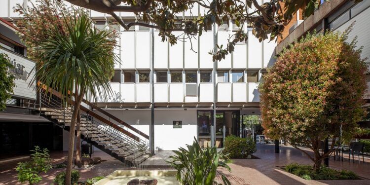 El colegio de Valencia que nació tras la riada de 1957 y que puedes visitar este sábado para descubrir su arquitectura