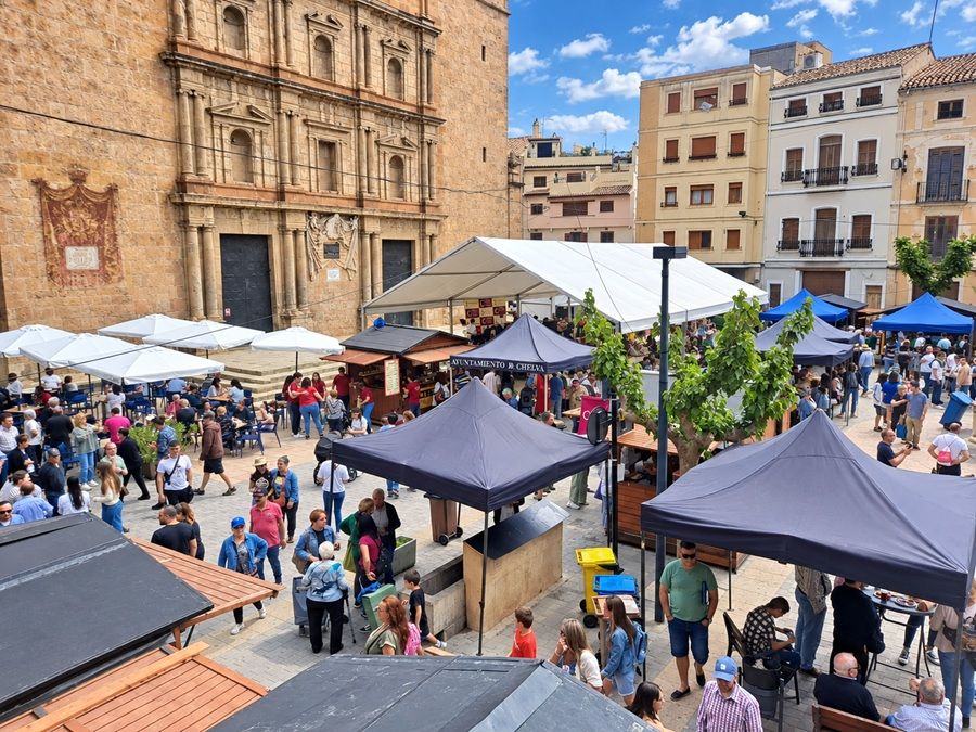 Imagen del Ayuntamiento de Chelva de una pasada feria en la plaza Mayor, lugar donde se realizará la Feria del Alto Turia 2026.