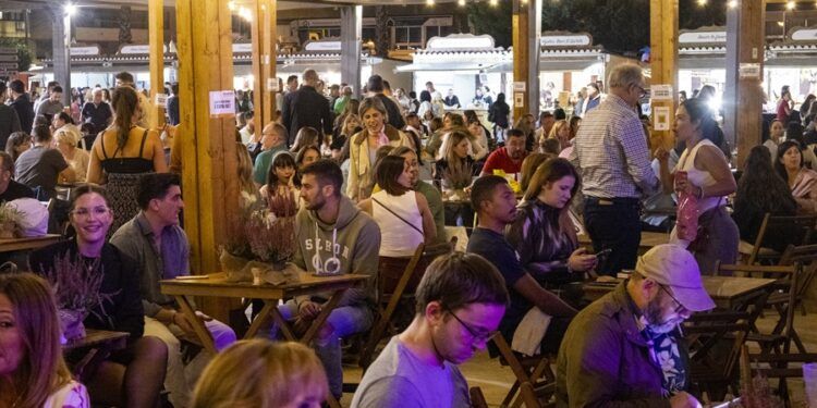 Alzira prepara una nueva edición de su gran feria comercial con más de 100 expositores, zona de tapas, motor y actividades para todos los públicos