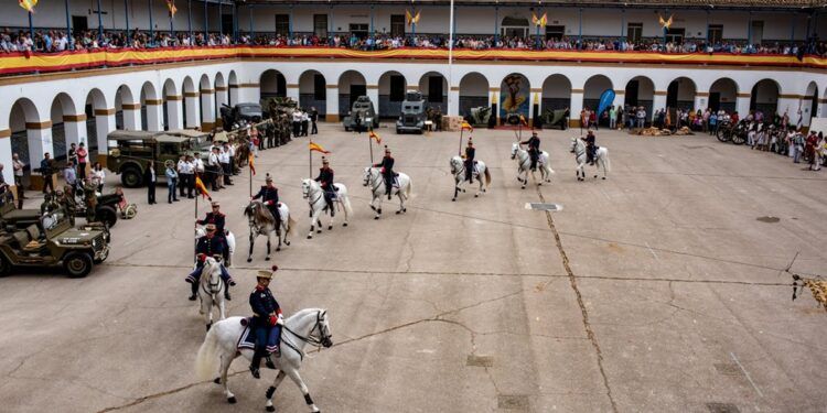 Valencia celebra una jornada de puertas abiertas en el Acuartelamiento de San Juan de Ribera por el Día de la Fiesta Nacional