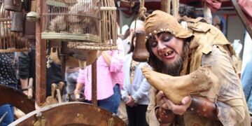 Manises vuelve a la Edad Media con su tradicional mercado medieval por las calles del casto antiguo