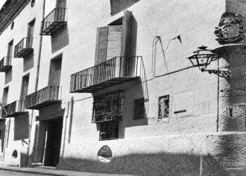 Imagen recuperada con IA de una fotografía original del Palacio de los Frígola de Valencia.
