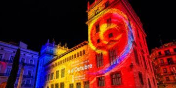 La Generalitat Valenciana celebra el 9 d’Octubre en Valencia con puertas abiertas en el Palau, degustaciones gratuitas y un videomapping 360° sobre la fachada del Palau.