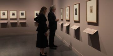 Dos personas admirando algunas de las obras presentes en la exposición de la muestra «Rembrandt. Un mundo en grabados», en CaixaForum Valencia. © Fundación ”la Caixa”.