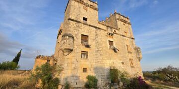 La Torre del Palomar de Sant Mateu, una imponente masía fortificada con aspecto de castillo