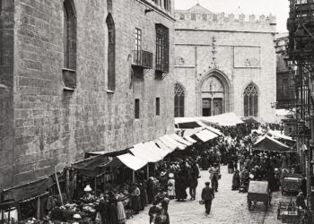 Foto recuperada de una postal de Ediciones José Huguet, 1983. En la imagen, el rastro de los Santos Juanes de Valencia en la calle Vieja de la Paja (año 1901).