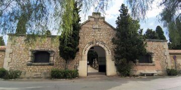 El cementerio de Massarrojos cumple 100 años, un camposanto de pueblo con historia, antiguos panteones y el legado de Nicolau Primitiu