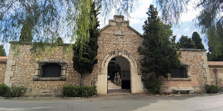 El cementerio de Massarrojos cumple 100 años, un camposanto de pueblo con historia, antiguos panteones y el legado de Nicolau Primitiu