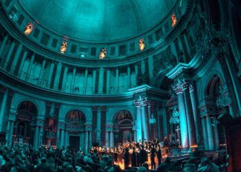 La gran cúpula de las Escuelas Pías de Valencia se convierte en escenario de conciertos que fusionan música, luz y arquitectura