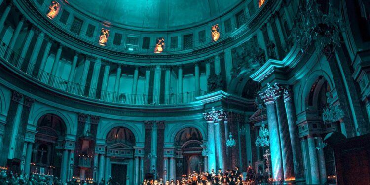 La gran cúpula de las Escuelas Pías de Valencia se convierte en escenario de conciertos que fusionan música, luz y arquitectura