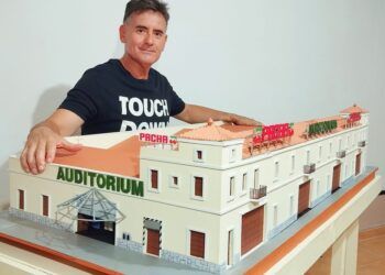 Foto que nos envía Félix López Muñoz, vecino de Moncada, junto a la maqueta.