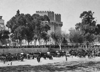 Feria de ganado frente a las Torres de Serranos. Autor desconocido. Ca. 1950.