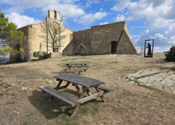 Así es el mirador con mejores vistas de Benassal, un rincón con una ermita del s. XVIII y un columpio panorámico