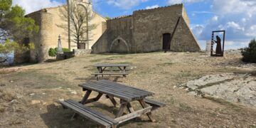 Así es el mirador con mejores vistas de Benassal, un rincón con una ermita del s. XVIII y un columpio panorámico