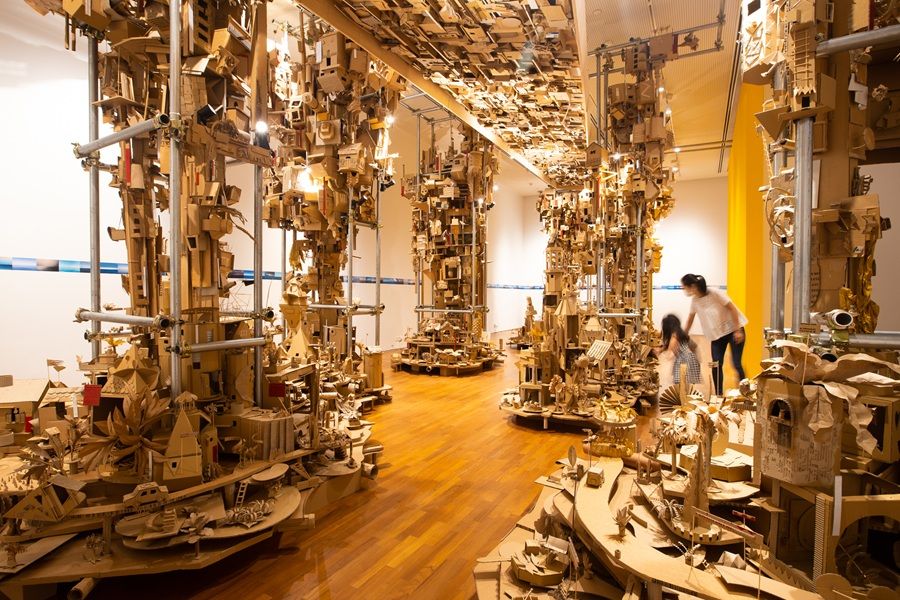 Foto de una obra Isabel y Alfredo Aquilizan. Vista de la instalacion “Head Home, 2021. Children’s Biennale”, National Gallery, Singapore (los artistas filipinos que trabajan junto a sus hijos en el colectivo Fruitjuice Factori Studio crearán en el IVAM un conjunto de islas flotantes, desde el suelo hasta el techo de la sala, con casas de cartón).