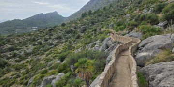 El Morro de les Coves y la senda de la acequia de Segària, una bella ruta senderista por la solana del gigante de piedra dormido