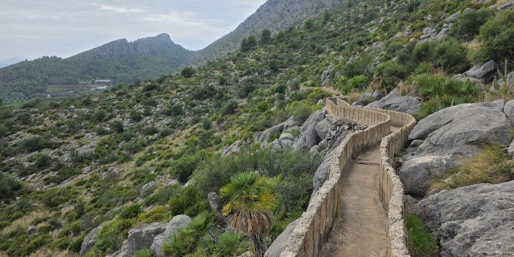 El Morro de les Coves y la senda de la acequia de Segària, una bella ruta senderista por la solana del gigante de piedra dormido