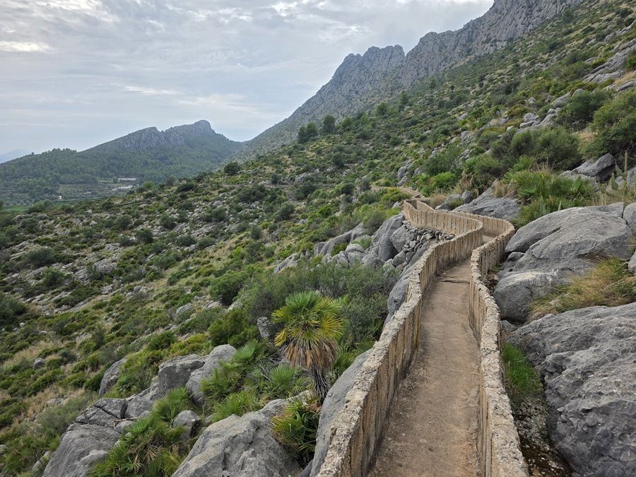 El Morro de les Coves y la senda de la acequia de Segària, una bella ruta senderista por la solana del gigante de piedra dormido
